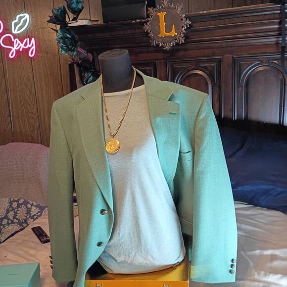 Green Sport Coat with Modern Cut and Notched Lapels - Picture 13 of 16